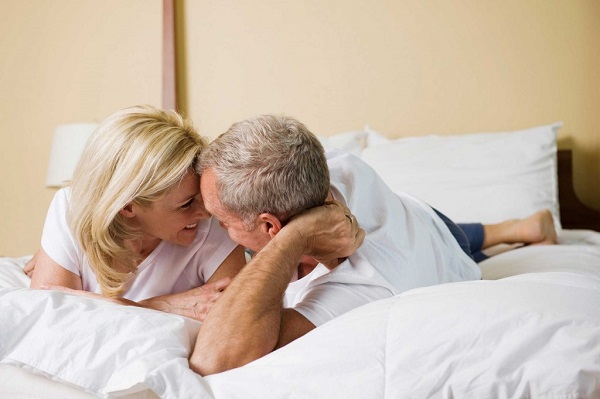 Phụ nữ 50 tuổi quan hệ bao nhiêu là đủ? Nhu cầu tình dục U50