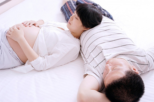 Bà bầu Sau sinh quan hệ cho ra ngoài có thai không? Có nên không?